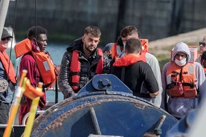 图为英国边境部队在英吉利海峡拦截非法越境移民并将其护送回多佛。（图：Getty Images）