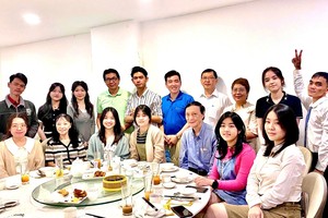 本报编辑部副主任陈福生（后排右四）与来自本市和同奈省的文艺工作者和各校师生合照。