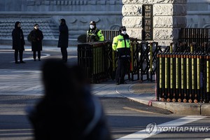 宪院前警员们正在执勤。（图：韩联社）