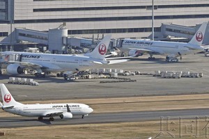 图为2024年12月26日，停在东京羽田机场的日航飞机。（图：共同社）