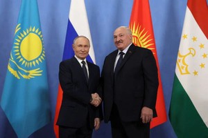 俄罗斯总统普京欢迎出席独联体国家领导人非正式会晤的白罗斯总统卢卡申科。（图：Sputnik）