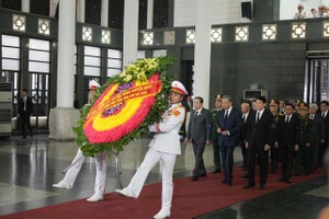 党国家领导吊唁阮决大将。（图：前锋报）
