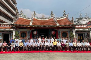 市、郡领导与各会馆理事会代表合照留念。