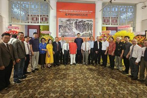 越中书画家艺术交流展吸引广大民众观赏