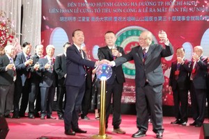 蝉联理事长黄锦雄(中)与名誉理事长黄锦(左)和荣誉理事长黄嘉宝(右)主持就职亮灯仪式。