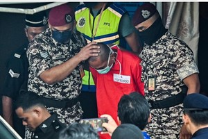 被告（红衣者）触犯“幽会罪”被判处公开鞭刑。（图：互联网）