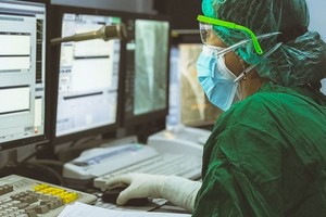 印度尼西亚哥的一名护士在心电图室控制室工作。（图：联合国）