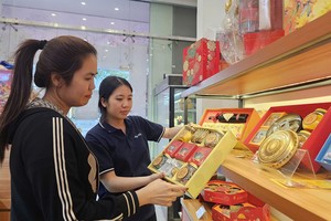 客户在大发饼家选购春节礼盒。