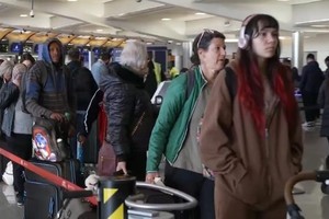 截至美国东部时间28日11时，受持续恶劣天气影响，美国境内或出入境的航班已出现超过3360架次延误和取消航班162架次。（图：互联网）