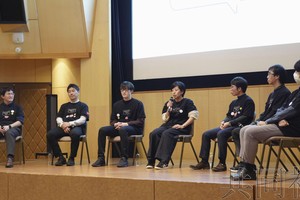 图为 12月16日于神户市滩区，各家半导体公司的工程师在神户大学举行的活动中演讲。（图：共同社）