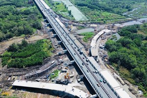 市环市三路与本市-隆城-油曳高速公路相交的交通环岛一隅。（图：交通报）