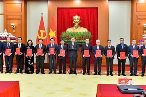 党中央政治局公布中央13机关职能任务