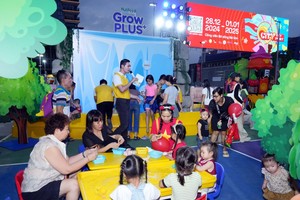 尽管夜幕低垂，但各展位仍吸引众多少儿流连忘返。