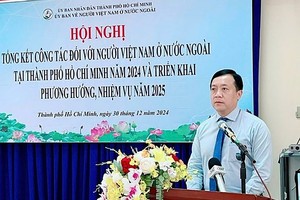 市国会代表团专责副团长何福胜代表本市领导在会议上发言。（图：黎顺）