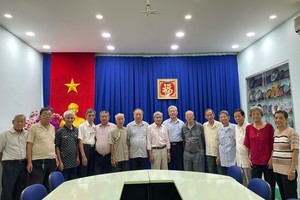 市华人抗战传统俱乐部执委会和骨干会员合照。