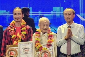 人民艺人张路(中)获奖。