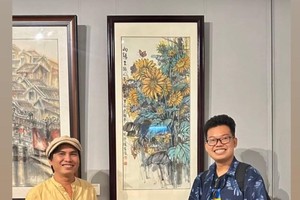 年轻华人画家张家俊(右)参展多幅作品。