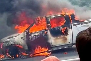 小型卡车在高速公路自燃