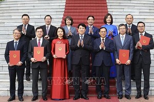 国家主席梁强与各位新大使合照。（图：越通社）