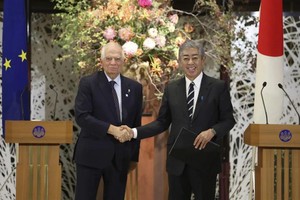 欧盟与日本的《战略伙伴关系协定》1日生效。图为去年11月，时任欧盟外交首长波瑞尔（左）访日，亲自将协定批准书交给日本外相岩屋毅。（图：AP）