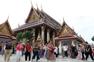 国际游客参观曼谷大王宫内的玉佛寺。（图：欧新社）