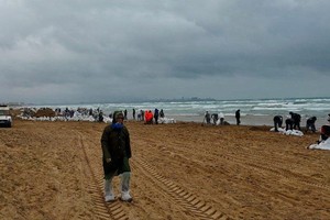 数以万计的人被部署到清理黑海漏油污染的海岸。(图：互联网）