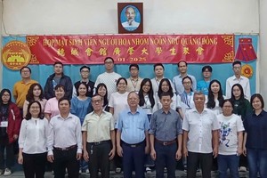 穗城会馆理事会成员与获奖助学金的子弟合照。