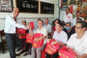 方南理事长向宗亲长老派发礼物、利是。