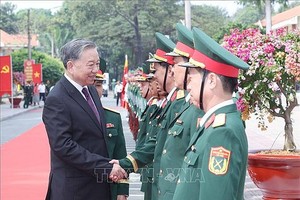 党中央总书记苏林探望平阳省军事指挥部