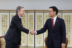 在政府首尔办公大楼，韩国代行总统职权的副总理兼企划财政部长官(代理总统)崔相穆(右)接见美国国务卿安东尼‧布林肯。（图：韩联社）