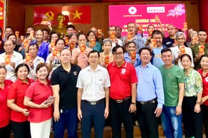 本报代表、平新郡、坊代表与领取礼物的人家合影。