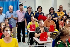 欧洲贸易公司董事长庄瑞雄（后排左二）与培德精舍护法理事会代表和术后白内障病人合摄。