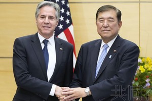 1月7日下午，日本首相石破茂与美国国务卿布林肯（左）握手。（图：共同社）