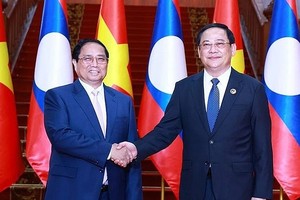 去年10月，越南政府总理范明政会见老挝总理宋赛‧西潘敦。（图：越通社）