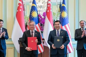 1月7日，新加坡和马来西亚交换柔佛-新加坡经济特区协定。（图：东方日报）