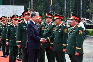 党中央总书记、中央军委书记苏林同第七军区司令部干部握手致意。（图：第七军区司令部）