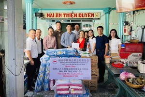 丁纬会长带领商会爱心团向善缘温情屋送暖。