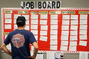 一名男性正在查看招聘公告寻找就业机会。（图：互联网）