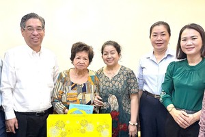 市委副书记阮福禄向越南英雄母亲赠送礼物。（图：越勇）