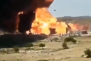 也门中部一家加油站发生爆炸，引发大火，造成至少 15 人死亡。（图：视频截图）