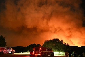 当地时间1月11日，美国加州山火仍在持续，目前已经造成至少16人死亡，另有13人失踪。（图：互联网）