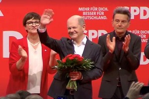 奥拉夫‧朔尔茨（中）。（图：互联网）