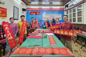 书法家为慈善挥春活动作准备