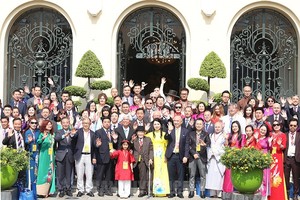 图为海外越南人代表团在2024甲辰年新春的“祖国之春”活动框架内会见本市领导时合影留念。（图：市党部新闻网）