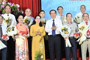 市委书记阮文年、市人民议会主席阮氏丽与获表彰代表合影。