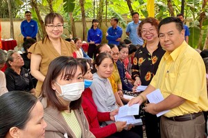 各单位向隆安优抚家庭拜年