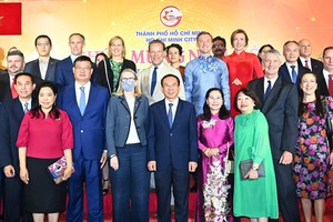 市领导与出席代表会晤。（图：越勇）