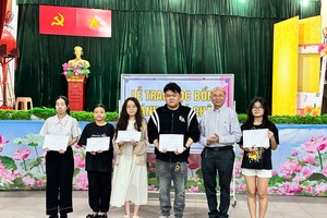 亚洲饼家向清贫学生颁发助学金