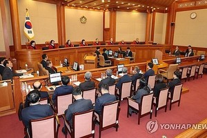 1月14日，在首尔钟路区的宪法法院，尹锡悦弹劾案首次法庭辩论举行，尹锡悦缺席。 （图：韩联社）