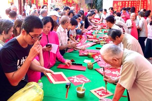 “慈善挥春”筹款帮助贫困家庭。